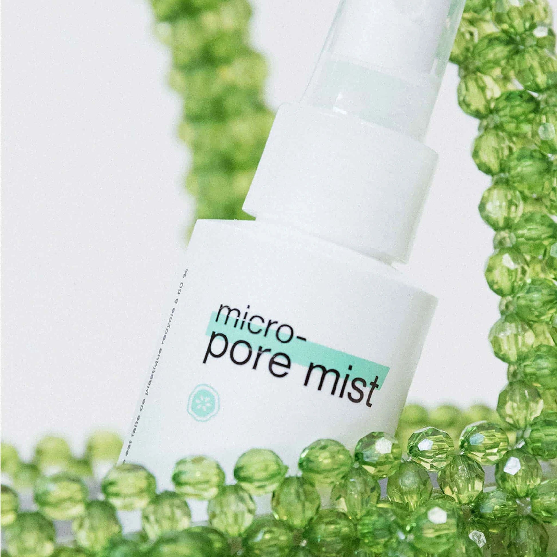 Dermalogica Micro Pore Mist 118ml verpakking met glanzende groene kralen achtergrond, ideaal voor het verfijnen van zichtbare poriën.