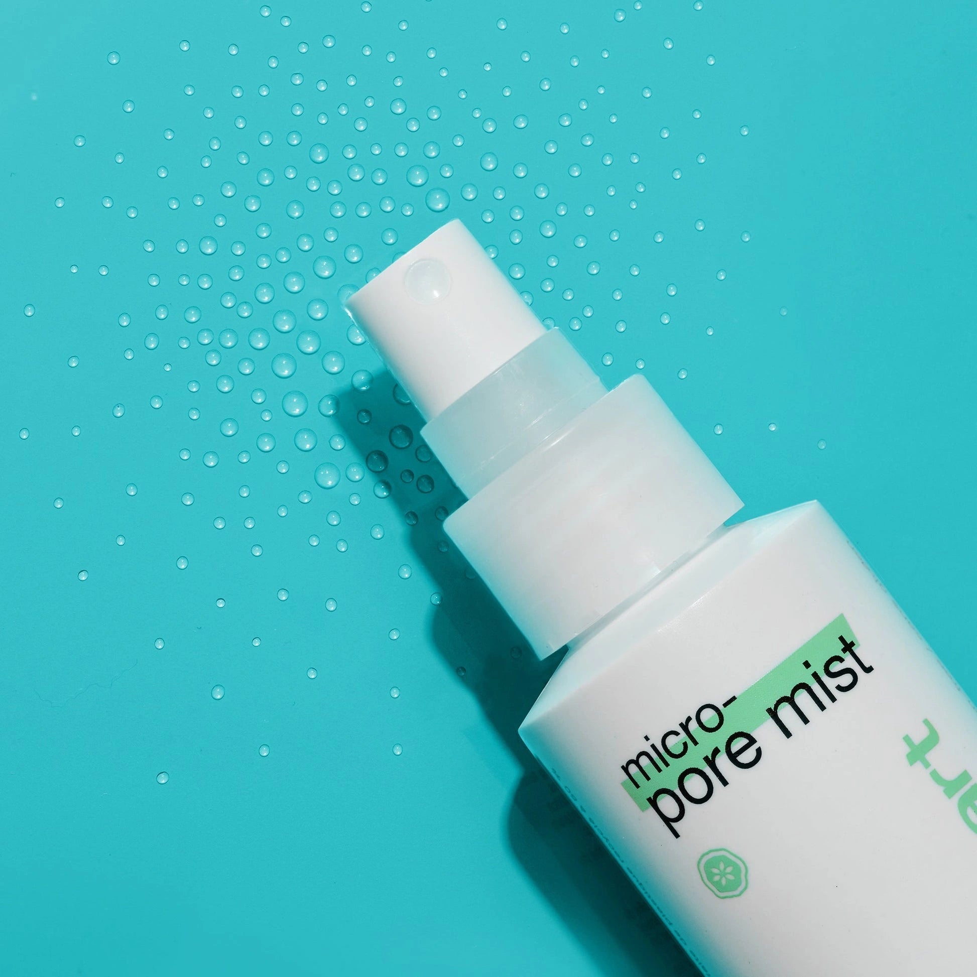 Dermalogica Micro Pore Mist 118ml flacon met verfrissende sprankelende druppels op aquablauwe achtergrond