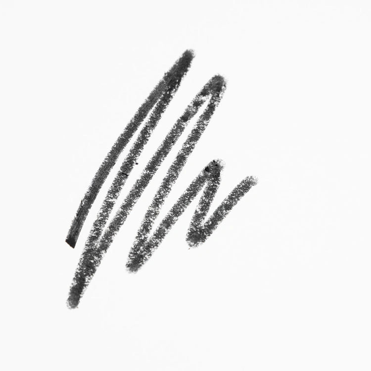 PUR On Point Eyeliner Pencil Black 0,4g swatch op witte achtergrond met zachte, diepe zwarte lijn.
