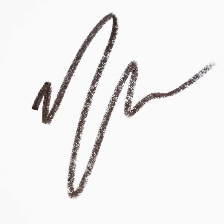 PUR On Point Eyeliner Pencil Brown 0,4g swatch met warme bruintint op wit papier, ideaal voor natuurlijke ooglooks.