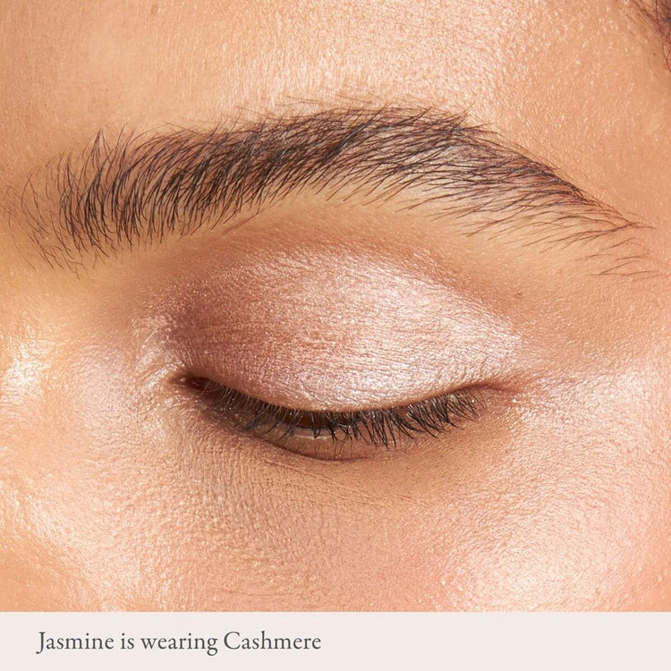 PUR On Point Tint Creamy Eyeshadow Cashmere 3ml op het ooglid, zachte balletroze kleur met een glanzende afwerking.