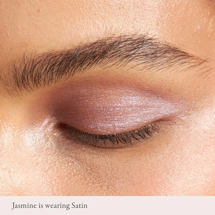 PUR On Point Tint Creamy Eyeshadow Satin 3ml in koel mauve op een oogclose-up met glanzende finish.