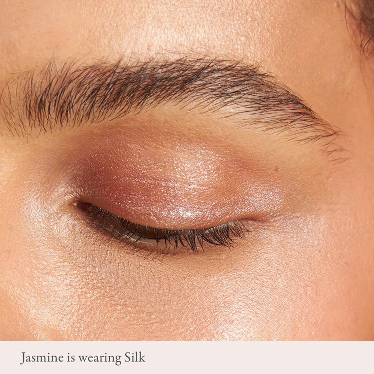 PUR On Point Tint Creamy Eyeshadow Silk 3ml op een model met een metallic koper oogschaduw, stralende textuur en natuurlijke look.