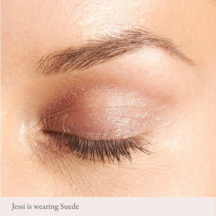PUR On Point Tint Creamy Eyeshadow Suede 3ml op het oog van een model met een glanzende, warme gouden taupe tint.