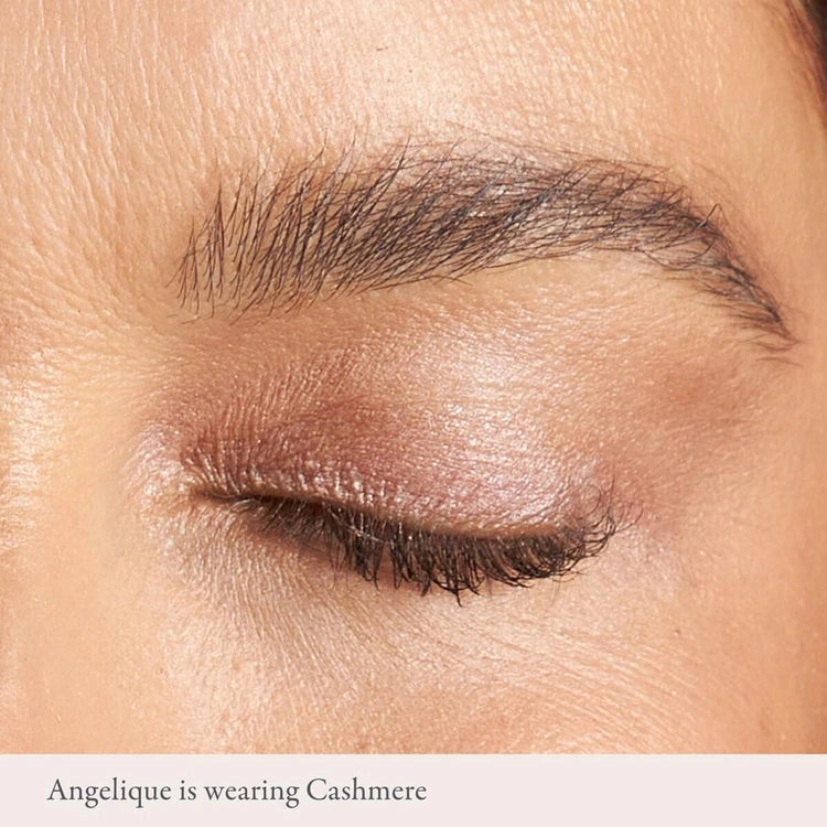 PUR On Point Tint Creamy Eyeshadow Cashmere 3ml in zachte balletroze tint op gesloten oog, stralende textuur.