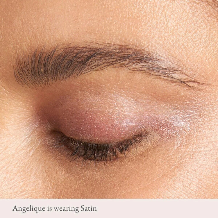 PUR On Point Tint Creamy Eyeshadow Satin 3ml op een oog in koele mauve tint met een flonkerende satijnglans.