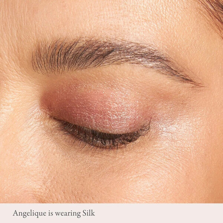 PUR On Point Tint Creamy Eyeshadow Silk 3ml op model met metallic koper schaduw voor een stralende oogopslag.