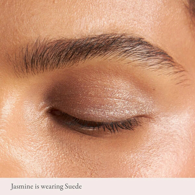 PUR On Point Tint Creamy Eyeshadow Suede 3ml aangebracht op een oog met een warme gouden taupe tint.