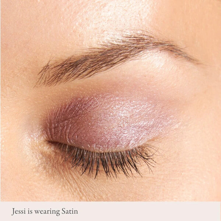 PUR On Point Tint Creamy Eyeshadow Satin 3ml op oog in koele mauve tint met glans, perfect voor elke gelegenheid.