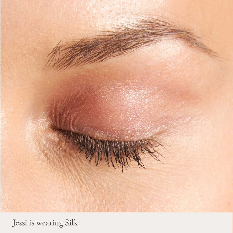 PUR On Point Tint Creamy Eyeshadow Silk 3ml op gesloten oog met metallic koper tint en glanzende afwerking.