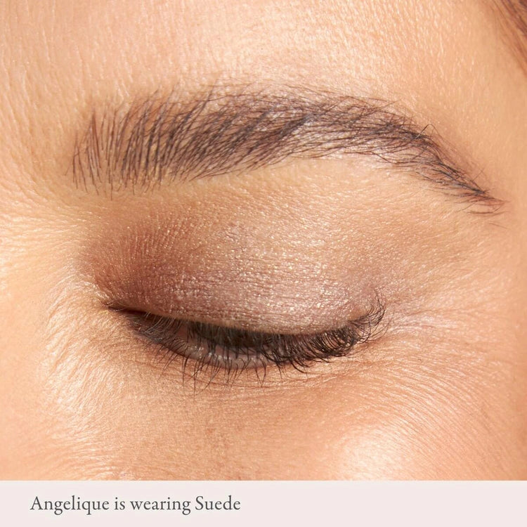 PUR On Point Tint Creamy Eyeshadow Suede 3ml in warme gouden taupe op oog, natuurlijke glans en definitie