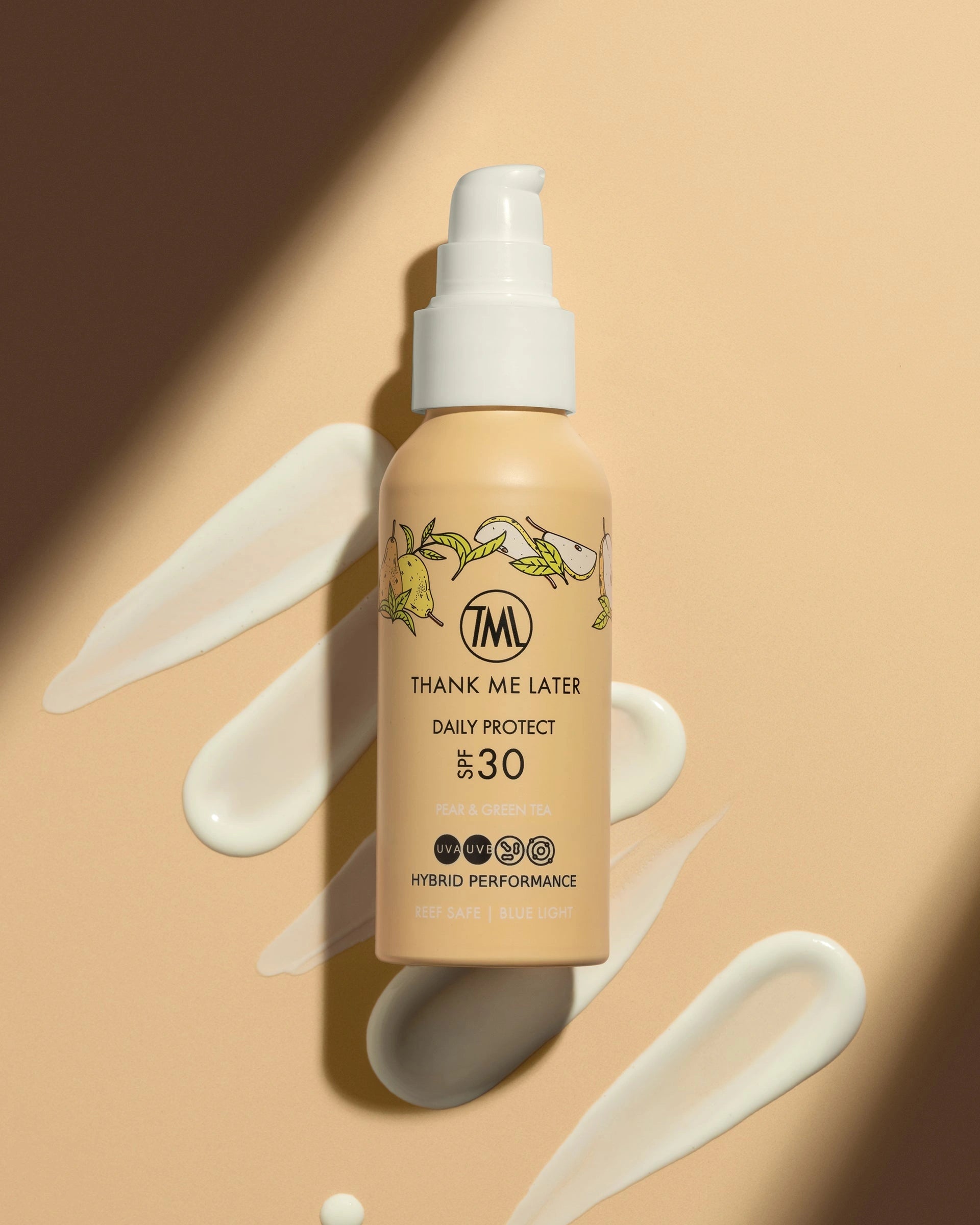 Thank Me Later Daily Exposure Sunscreen Pear & Green Tea 100ml met SPF30, luxe fles met textuur en ontwerp, optimale bescherming tegen huidveroudering.