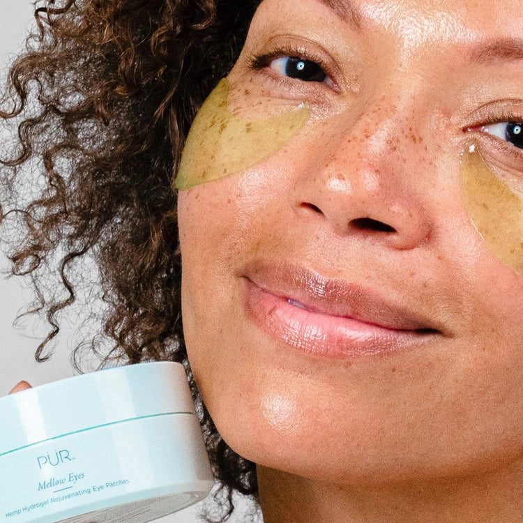 PUR Mellow Eyes Hydrogel Rejuvenating Eye Patches 60pc op gezicht met hennepzaadolie voor koelende hydratatie.