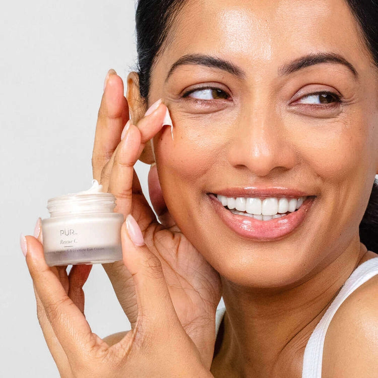PUR Rescue C Brightening Vitamin C Peptide Eye Cream 15ml, vrouw breng oogcrème aan, stralende huid, verzorgende cosmetica