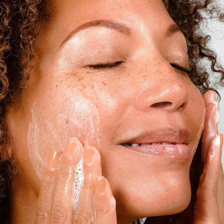 PUR Sea Fresh Purifying Gel Foam Cleanser 150ml in gebruik, met schuimende textuur op een stralende huid, zachte reiniging.