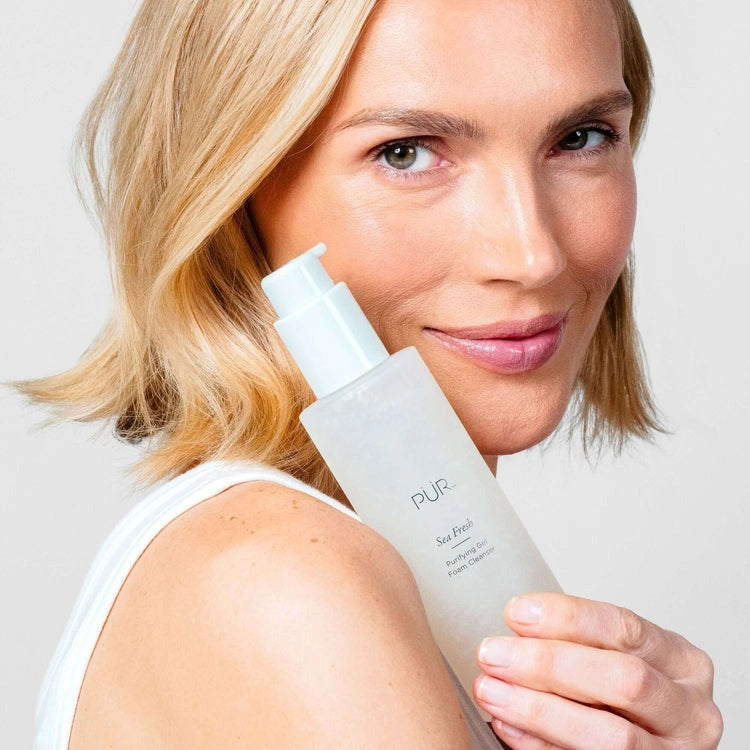 PUR Sea Fresh Purifying Gel Foam Cleanser 150ml in gebruik bij model met stralende huid en lichtblonde haren.