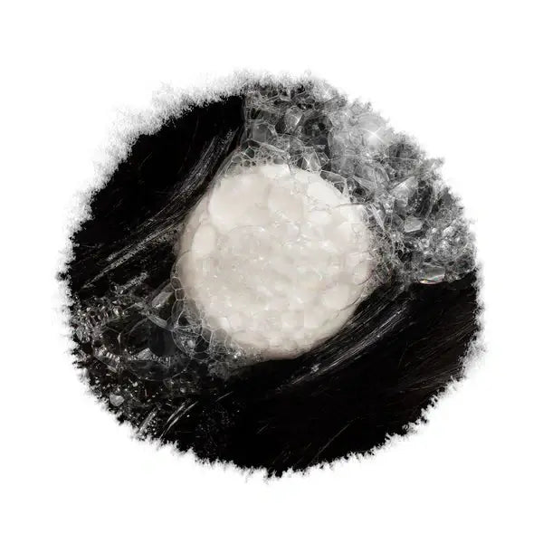Ayuna Shampoo Bar 70g met romige schuim op zwart haar, ideaal voor een zachte, natuurlijke reiniging zonder sulfaten.